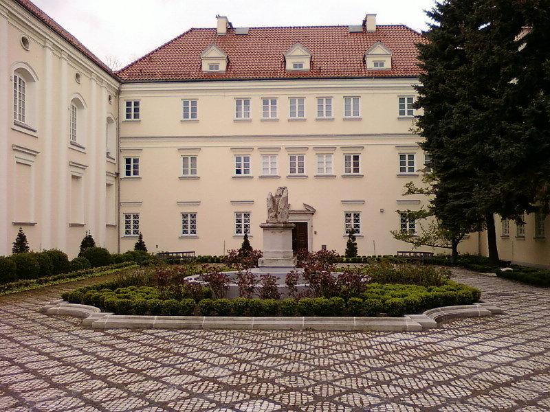 Łowicz - dziedziniec muzeum