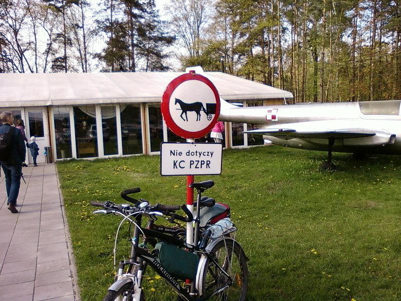 Parkowanie rowerów pod KC PZPR ;)