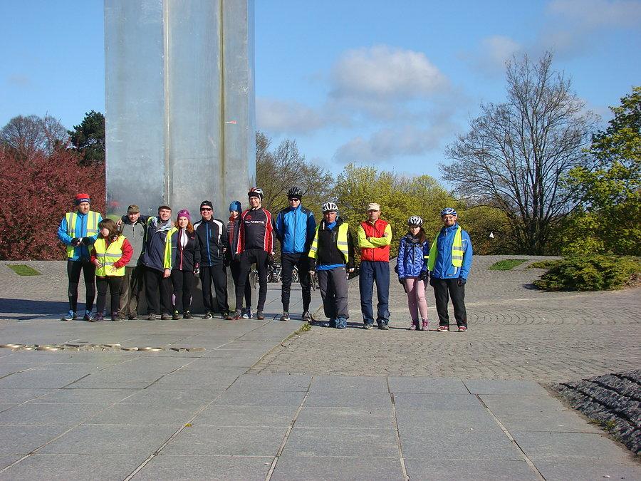 Dzisiejsze rowerowe orły pod pomnikiem z orłami