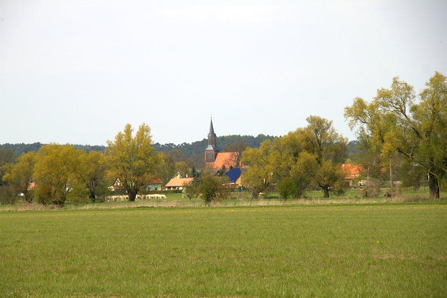 Z daleka widoczny kościół w Stendell