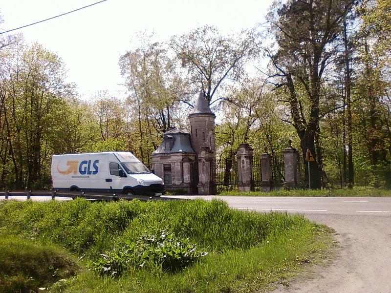 Guzów - brama pałacowa