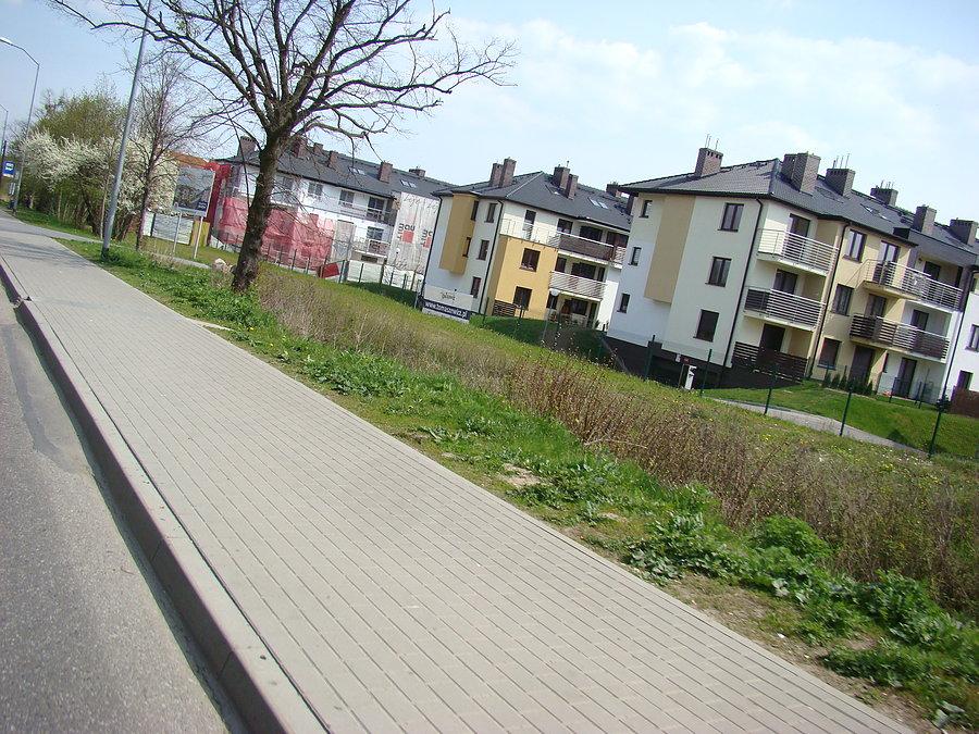 Wzdłuż nowych osiedli na obrzeżach miasta