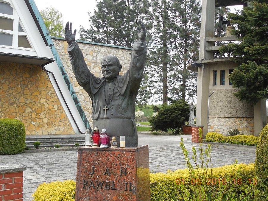 Smolnica - karykaturalny pomnik Ojca Świętego Jana Pawła II... Kto wyraził na to zgodę??? Gdzie jest komisja sztuki sakralnej Diecezji Gliwickiej?