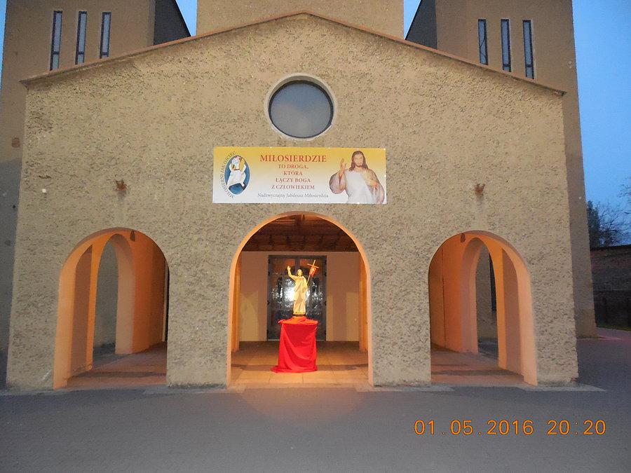 Figura Pana Jezusa Zmartwychwstałego u wejścia do kościoła pod wezwaniem Najświętszej Maryi Panny Królowej Świata