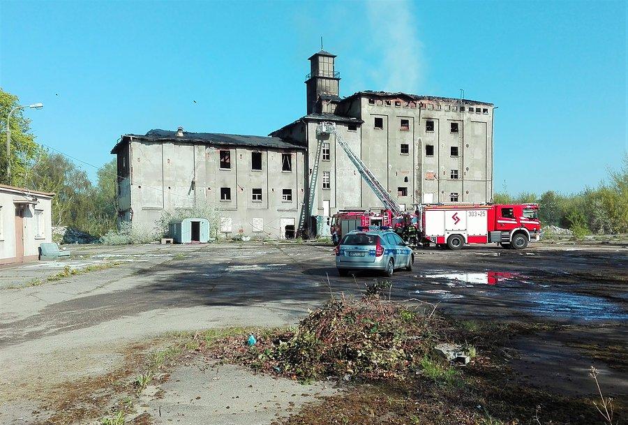 Dogaszanie pożaru starego młyna