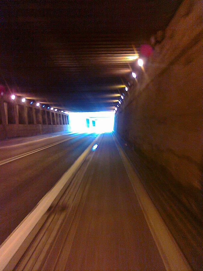 Jedzie rower w tunelu