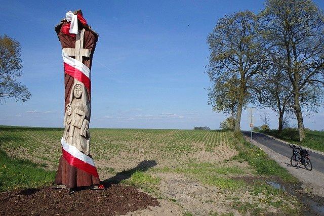 Pieta w formie drewnianej figury przy drodze do Kozielca