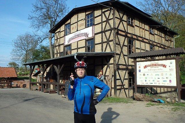 Gruczno - z tyłu młyn, a w ręku swojska kiełbasa bez konserwantów