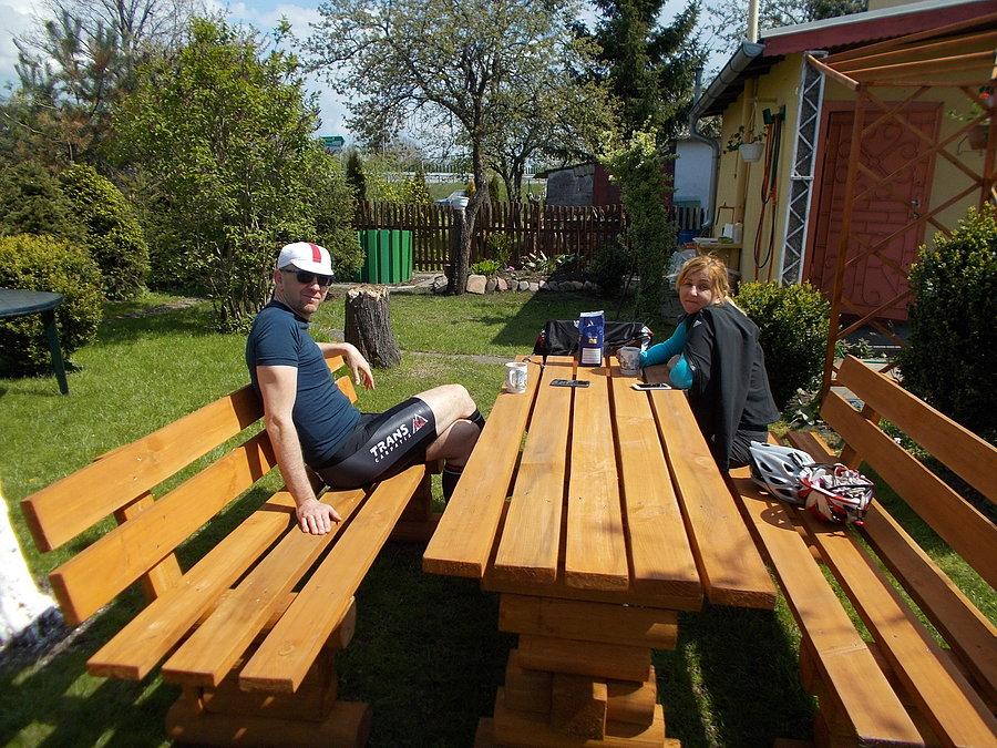 Iza i Leszek na działce Dareckiego