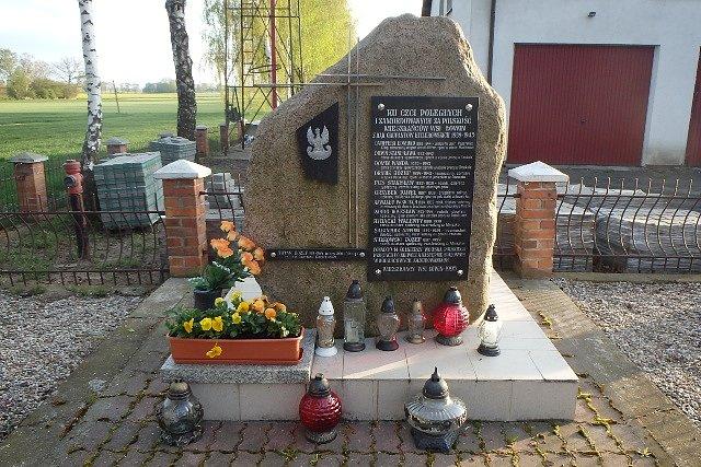 Pomnik pomordowancyh mieszkańców wsi Łowin
