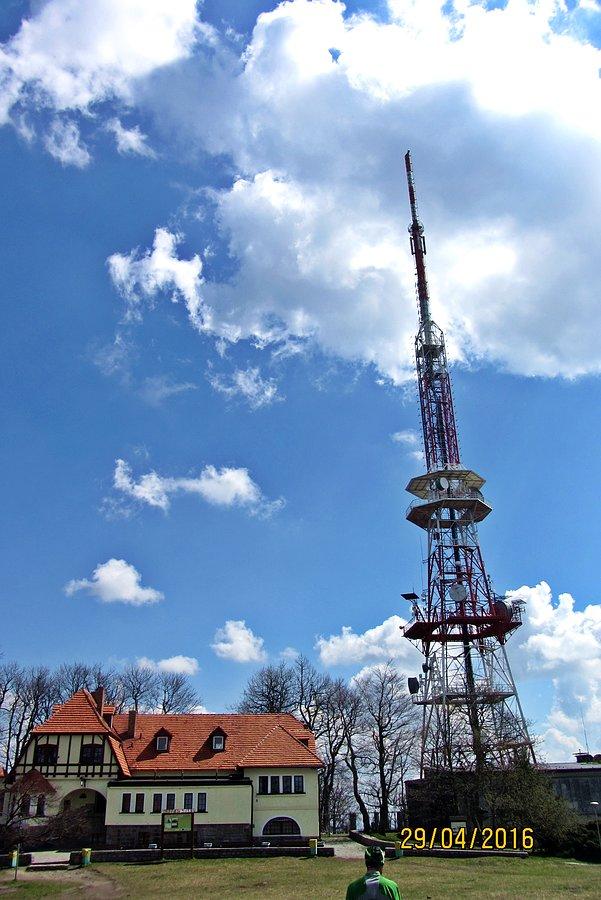 Widok na maszt telewizyjny i schronisko