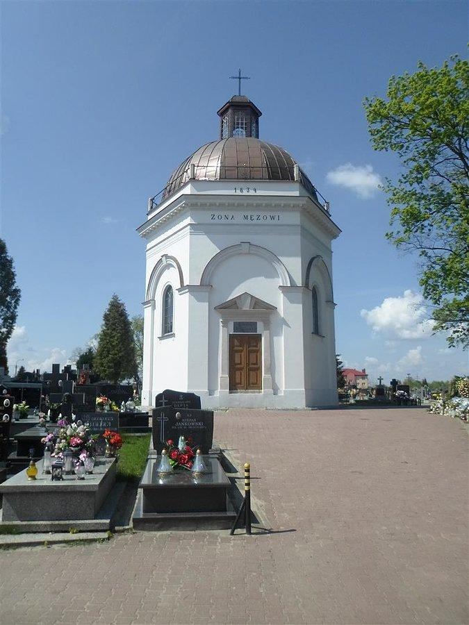 Secesyjna kaplica grobowa na cmentarzu w Wieliszewie