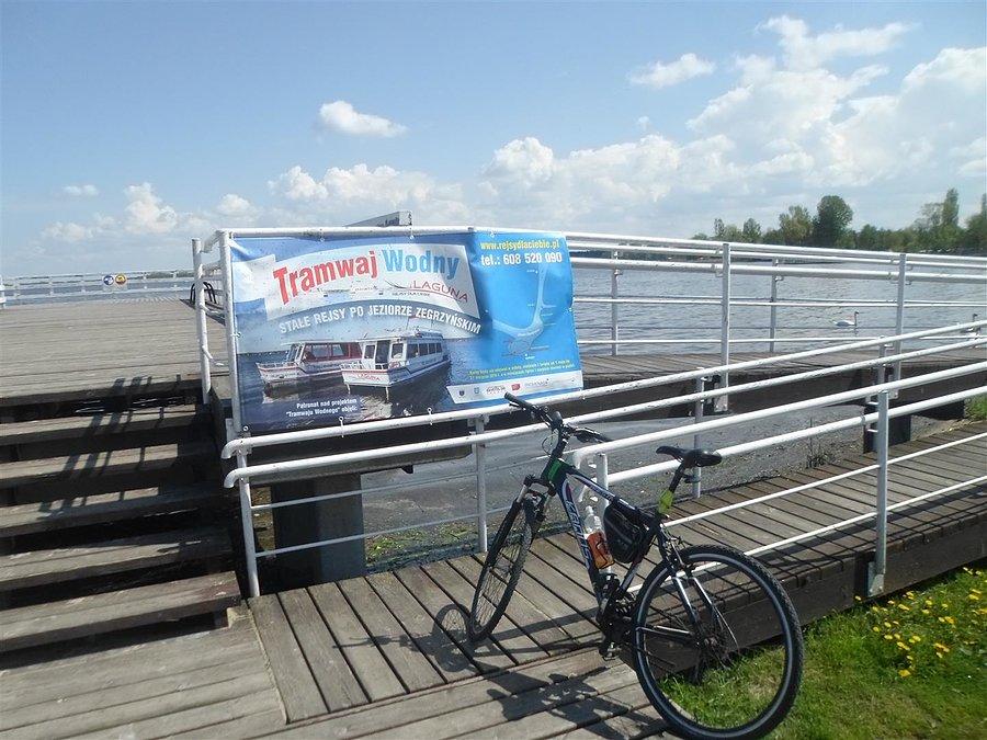 Pomost, rower i plakat rejsydlaciebie