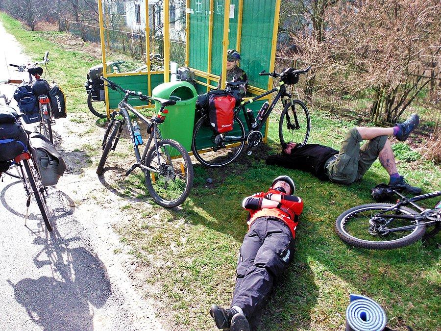 Powolny,leniwy powrót - tu drzemka pod przystankiem