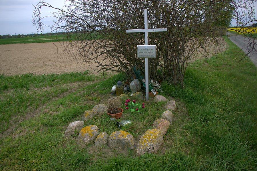 Przydrożny grób rodziny z Warszawy