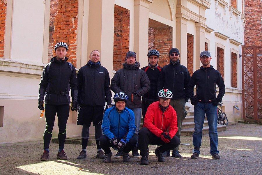 Wspólna focia na tle ruin pałacyku - ujęcie 2
