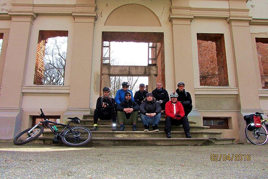Wspólna focia na tle ruin pałacyku - ujęcie 1
