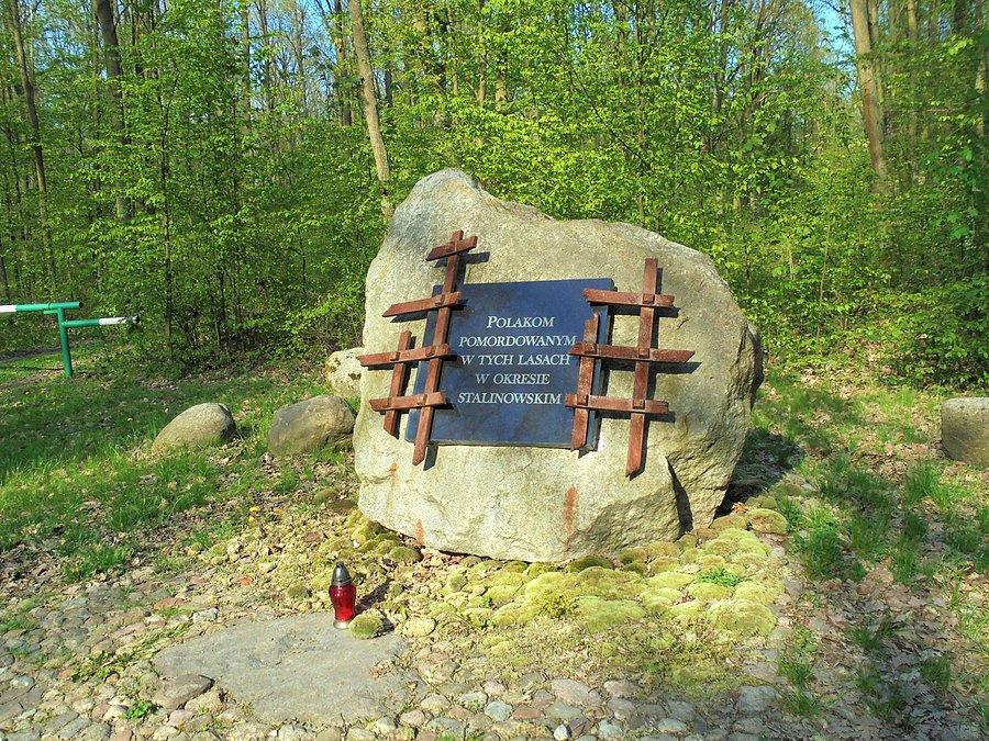 Głaz upamiętniający pomordowanych