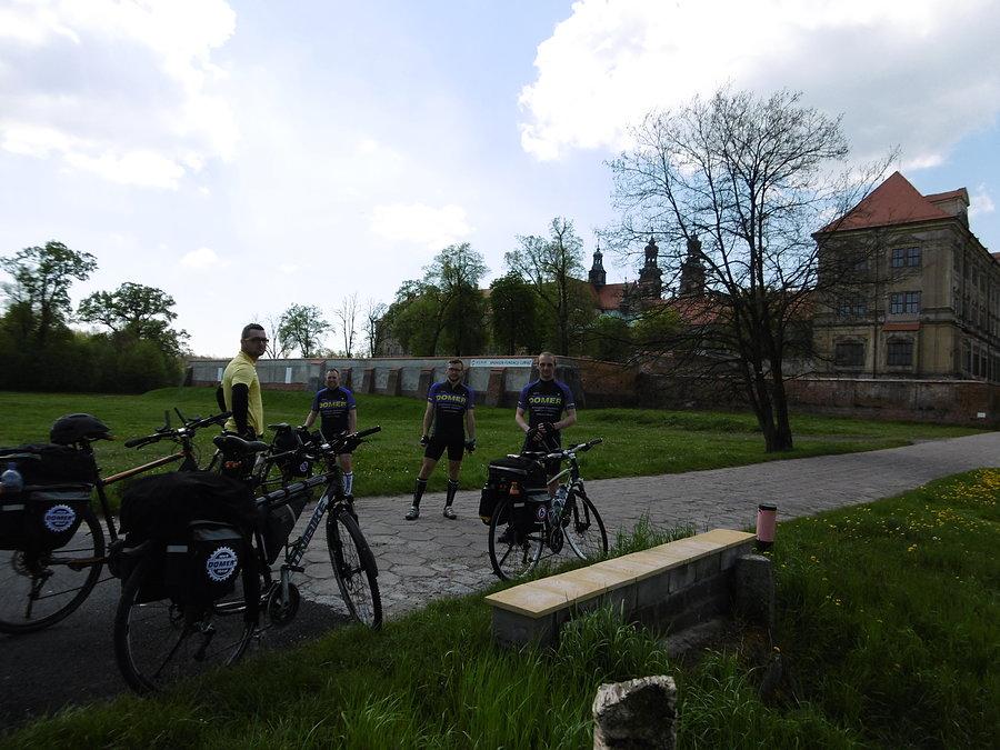 Przed opactwem w Lubiążu