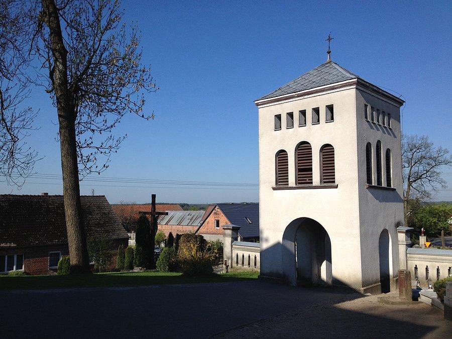 Dzwonnica przy kościele w Boruszynie