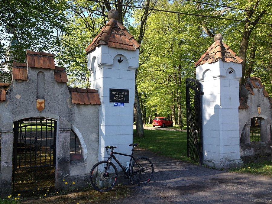 Przed domem rekolekcyjno-misyjnym Misjonarzy Świętej Rodziny w Bąblinie