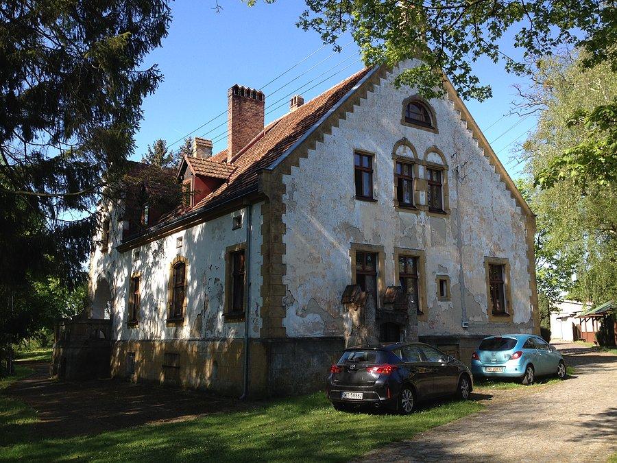 Zabudowania na terenie parku