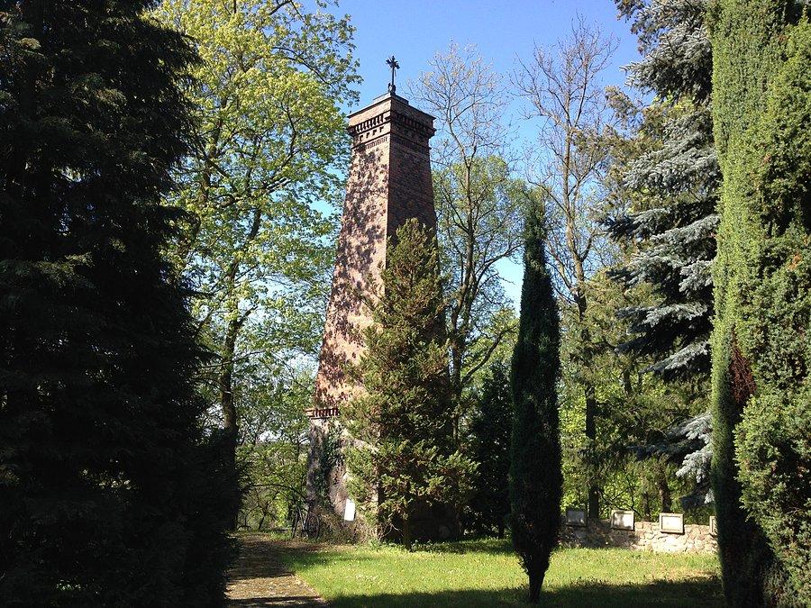 Obelisk ku czci majora Mikołaja Dobrzyckiego / na terenie parku