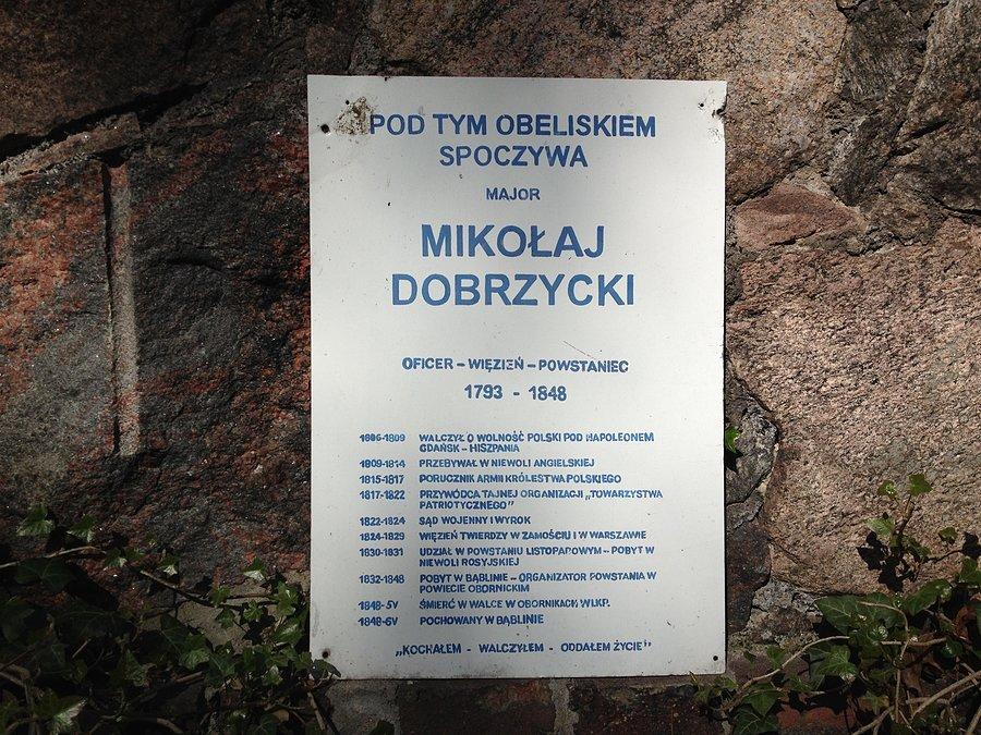 Tabliczka informacyjna na obelisku