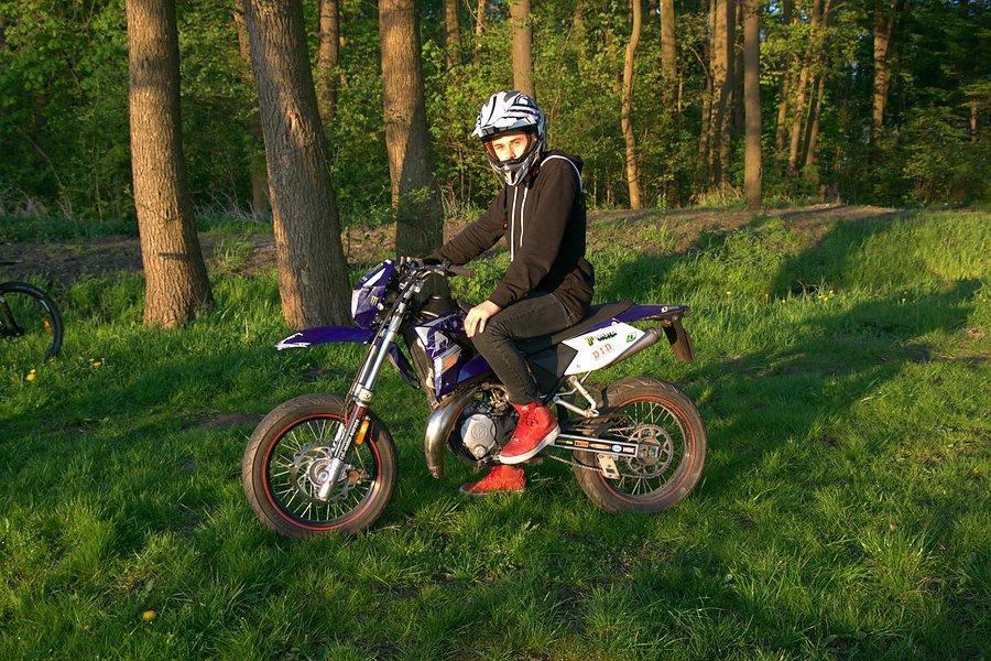 Młody motocyklista