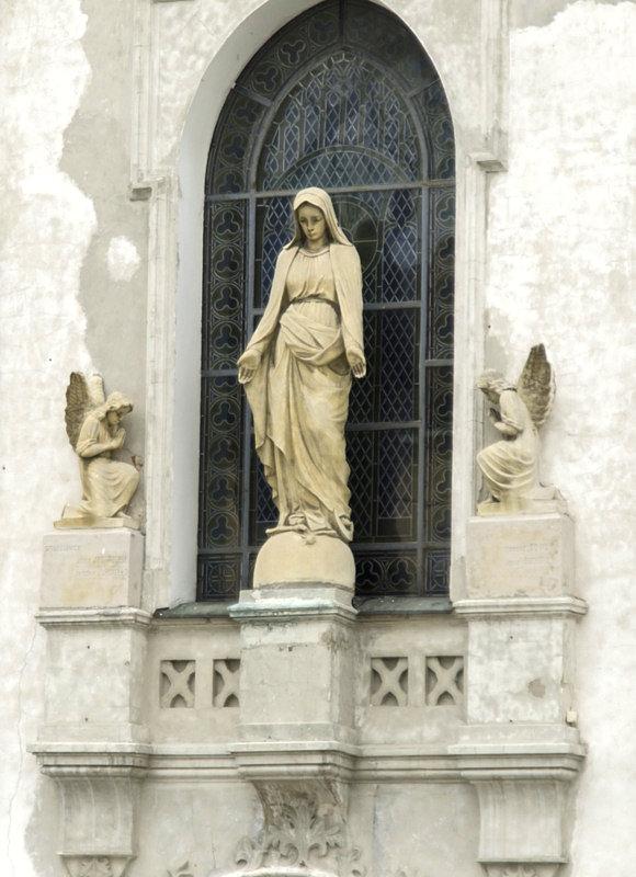 Nad wejściem do kościoła