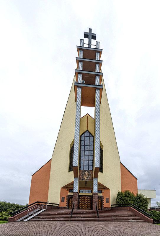 Kościół pw. Matki Bożej Częstochowskiej w Stróży koło Kraśnika - od przodu