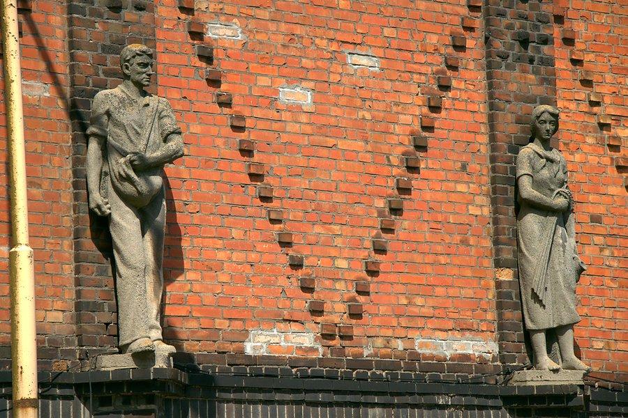Rzeźba na młynie w Kluczewie