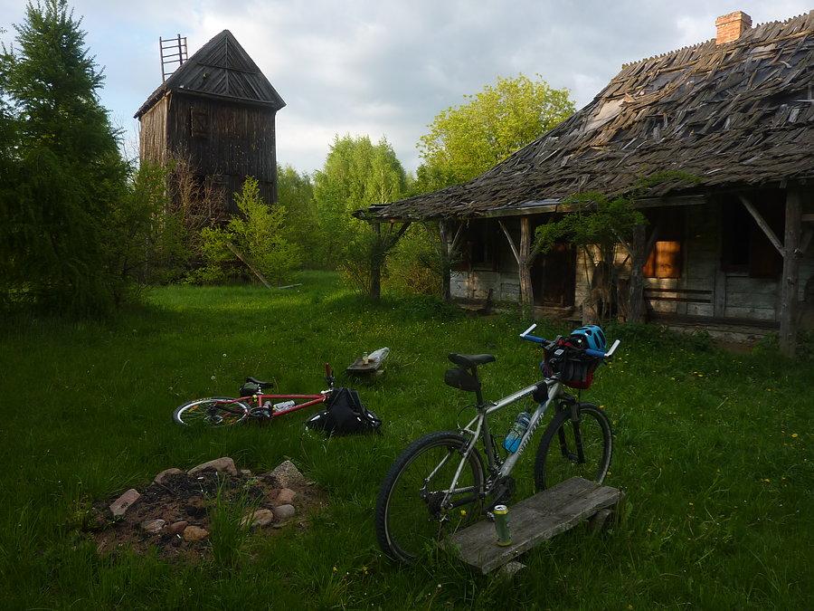 Opuszczony skansen w Petrykozach