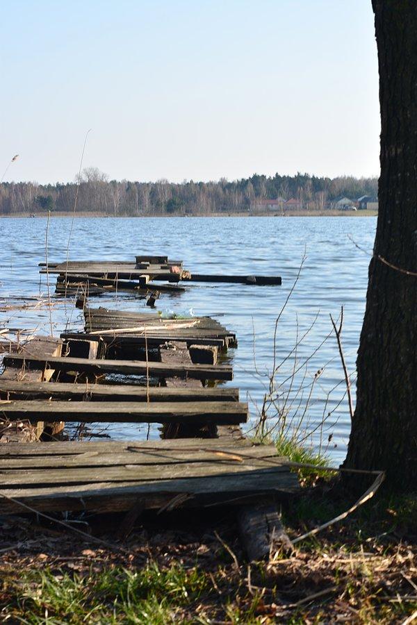 Zdezelowana kładka nad jeziorem Kunów