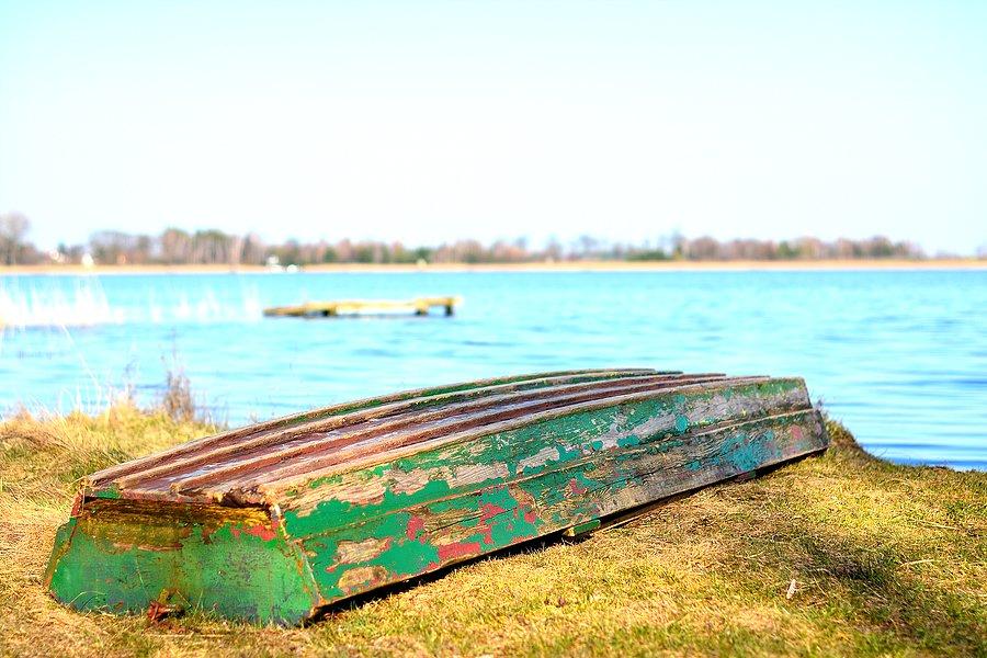 Wywrócona łódka nad jeziorem Kunów