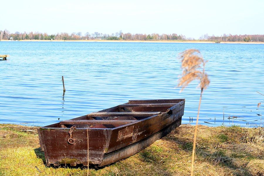 Łódka nad jeziorem Kunów