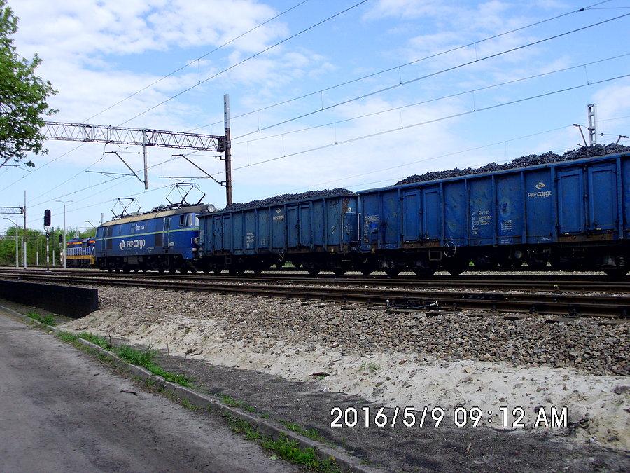 Byczek (ET22-1136) z PKP Cargo właśnie się dostawił do składu Eaos-ów z koksem by pomóc na popychu na odcinku linii nr 167 w stronę Ligoty o dość trudnym profilu