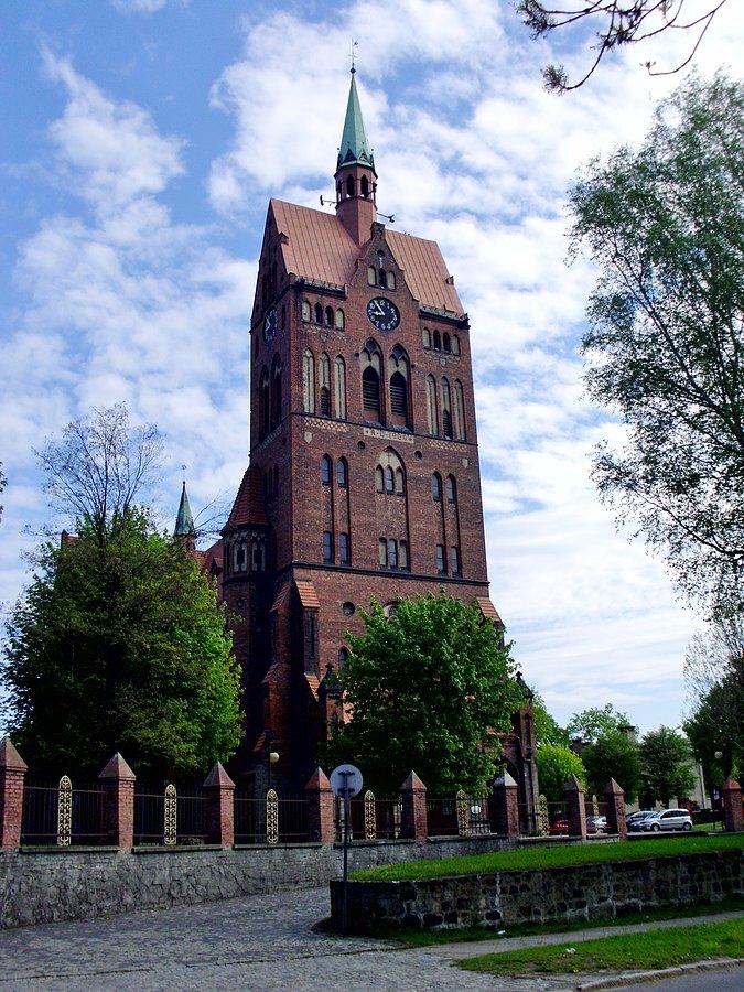 Kościół pod wezwaniem Świętego Wawrzyńca i Świętego Antoniego w Wirku góruje nad okolicą swą monumentalną wieżą
