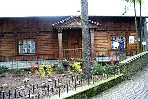 W modrzewiowym domku mieści się plebania kraśnicka