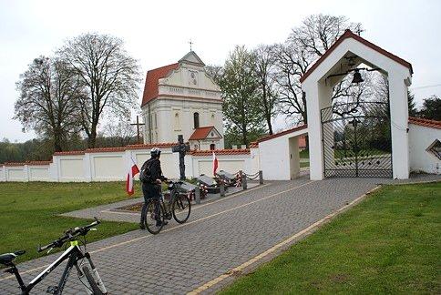 Na terenie cmentarza w Stróży