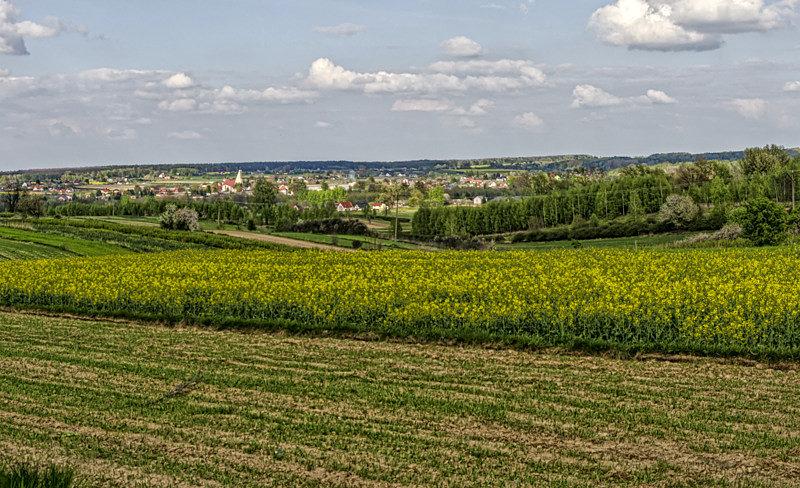 Do "domu" już niedaleko - widać kościół w Stróży