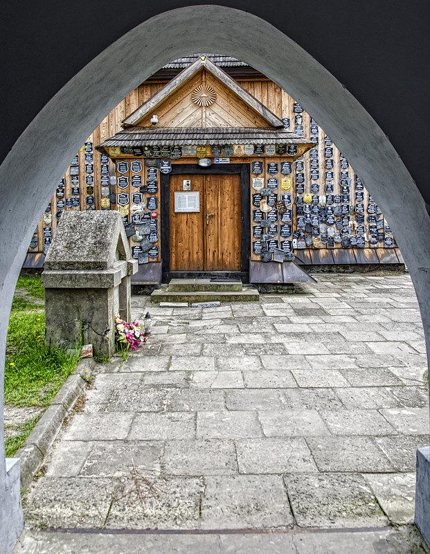 Wejście do na teren cmentarza przy kościele św. Anny w Zaklikowie
