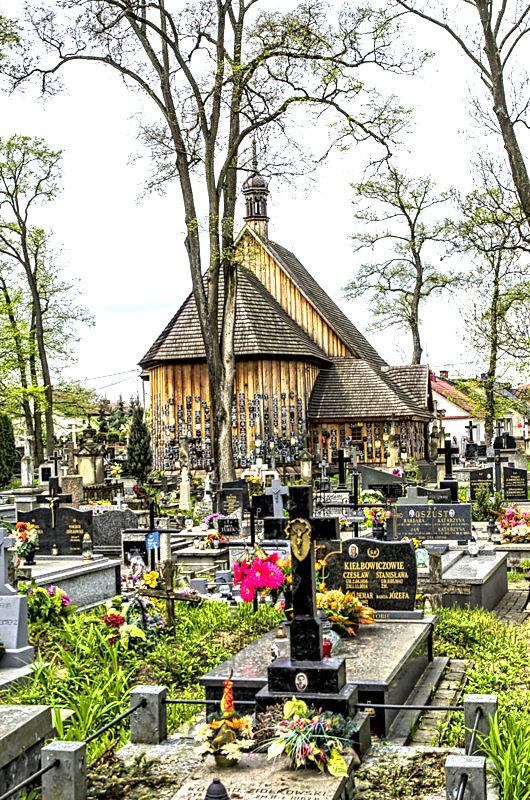 Z każdej strony kościoła są tabliczki