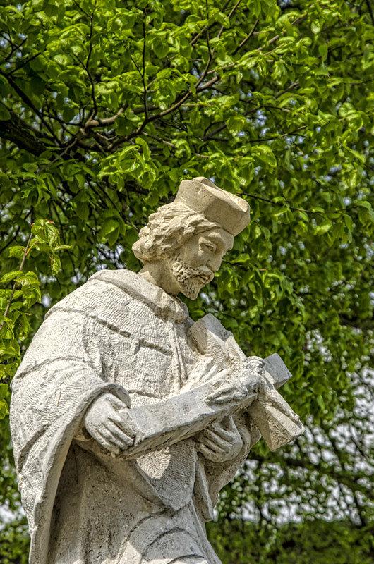 Rzeźba przed kościołem