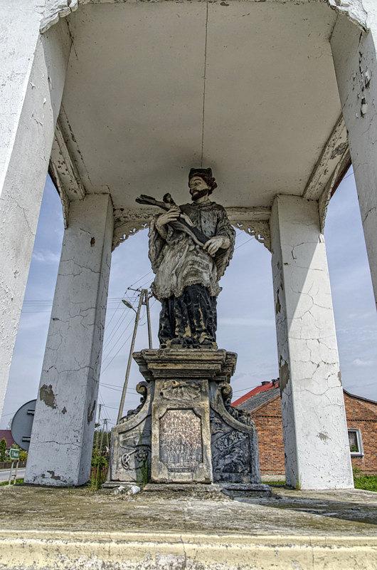 Kapliczka przy kościele w Gościeradowie Plebańskim