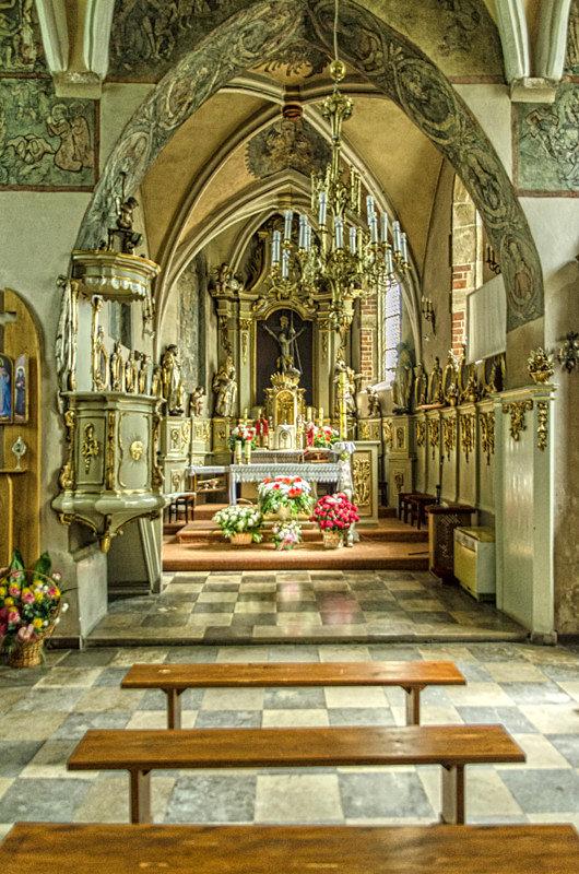 Wewnątrz kościoła w Skotnikach