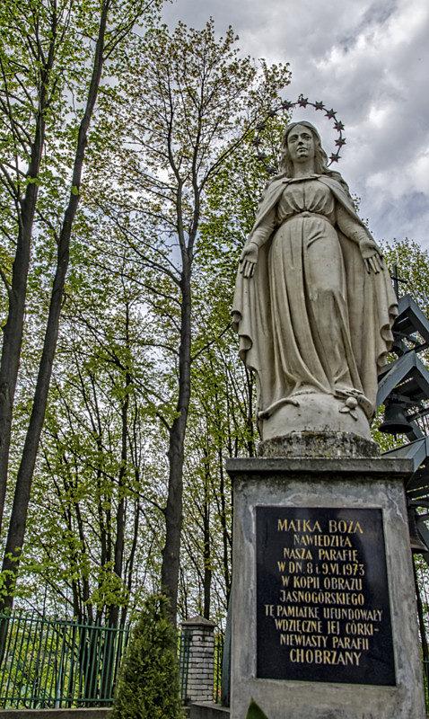 Pomnik przy kościele