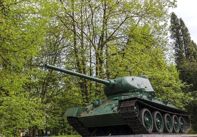 Czołg na cmentarzu żołnierzy radzieckich w Sandomierzu