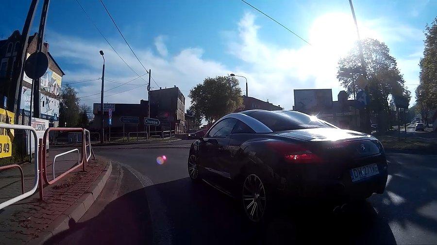 Pakuje mi się wprost pod koła, na łuku... w Kochłowicach... idiota