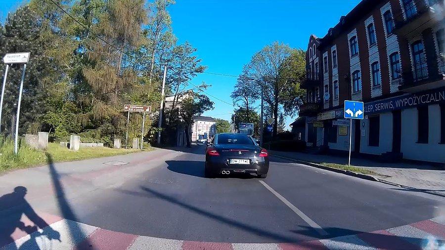 Później jedzie środkiem 2 pasów
